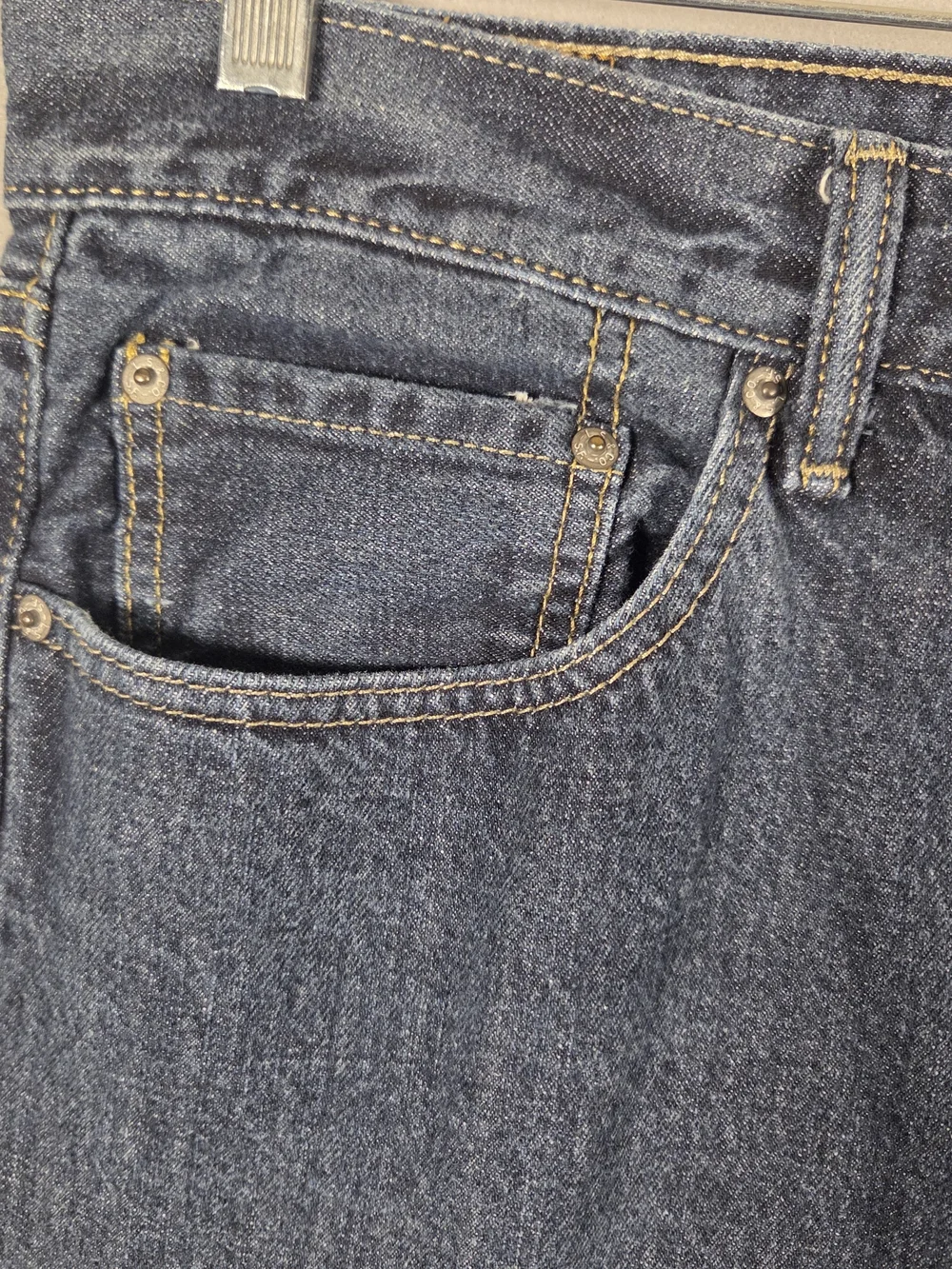 Levi's 505 relaxed fit jeans (34x32) in a medium-to-dark wash (T622)